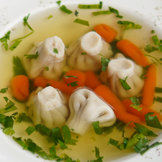 Бульйон з міні-хінкалі